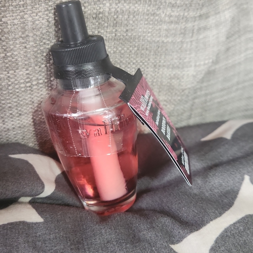 Bath & Body Works Bootown Bakery Wallfliwers Fragrance Refill - Picture 4 of 4